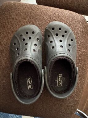 Crocs Kids Classic Clog in Black fleece